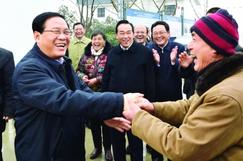 2月3日，春節(jié)后上班第一天，省委書記李強來我市基層走訪調(diào)研，看望鹽城“6.23”特大龍卷風(fēng)冰雹災(zāi)害受災(zāi)群眾。.jpg