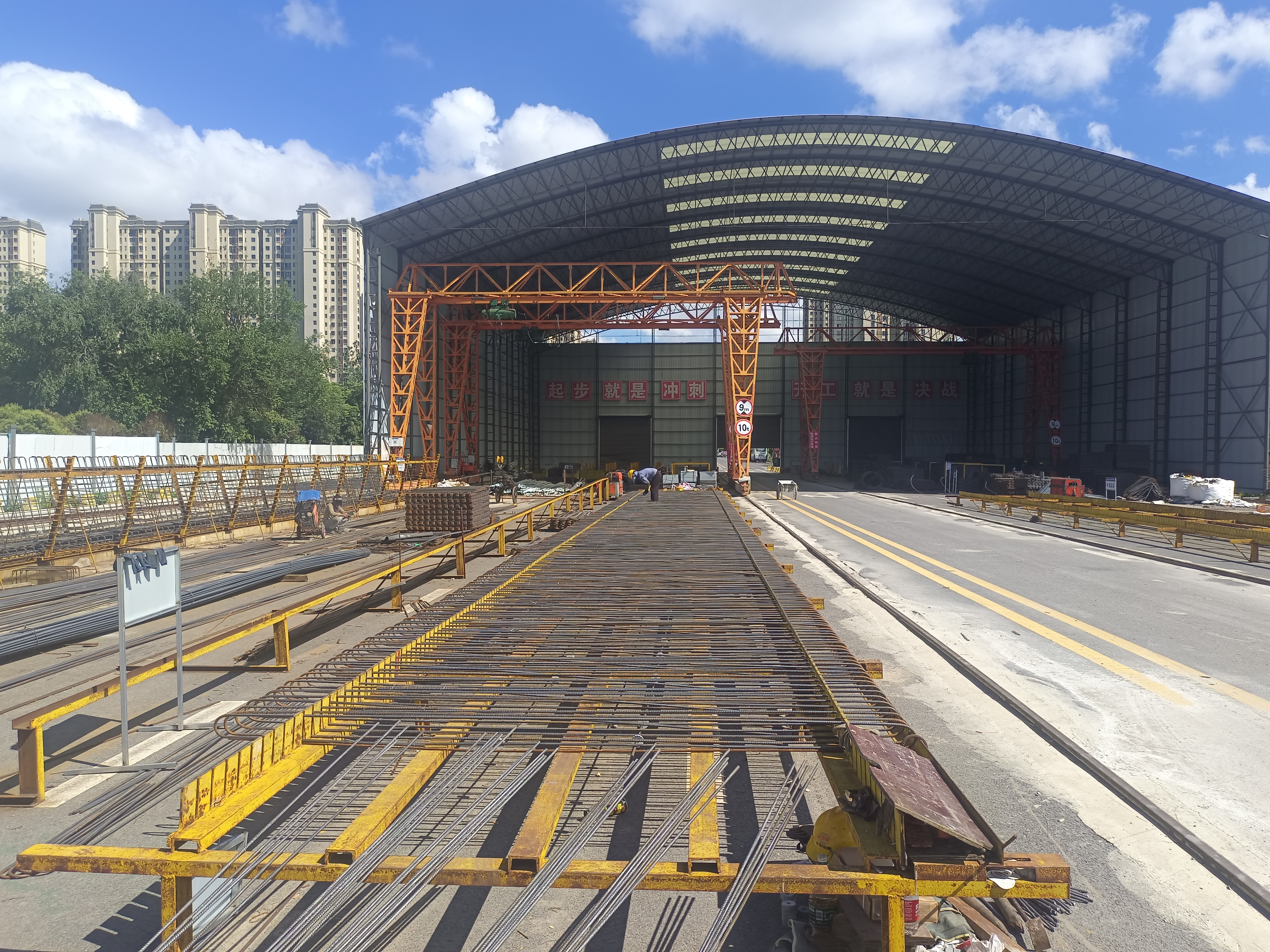 開創路北延預制梁施工1.jpg